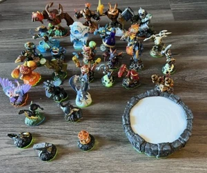 Large Skylanders Lot - 25+ Mixed Figure Pieces - Wii Portal Of Power (untested) - Foto 1 di 17