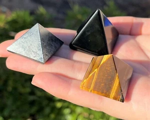 Kristall Pyramide Dreifachschutz Set: Schwarzer Obsidian, Gold Tigerauge & Hämatit - Bild 1 von 9