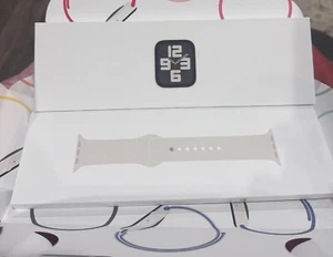 Apple Watch SE 2e génération 40 mm boîtier en aluminium avec bracelet sport Starlight 2996 - Photo 1 sur 3