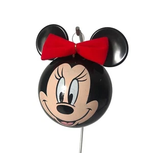 Disney Minnie Mouse bola de vidrio adorno arco rojo - Imagen 1 de 5