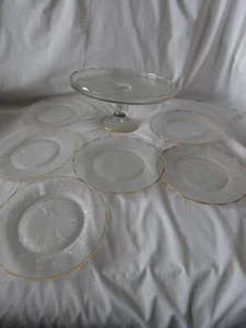 De colección JEANETTE GLASS Arpa Lira Pie Pastel Soporte y 6 Platos de Pastel Bordes Dorados - Imagen 1 de 6