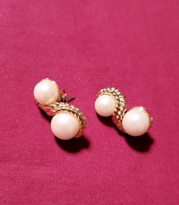 AVON ВИНТАЖНЫЙ * ЭЛЕГАНТНОСТЬ КОЛЛЕКЦИИ ДВОЙНОЙ ЖЕМЧУГ СЕРЬГИ С ХИРУРГИЧЕСКОЙ СТАЛИ Post  - Изображение 1 из 4