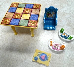 MESA DE COCINA FAMILIAR AMOROSA PARA CASA DE MUÑECAS FISHER PRICE - ASIENTO Y BANDEJAS DESLIZABLES PARA BEBÉ - Imagen 1 de 14