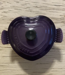 "Cassis" Herz Dutch Oven Magnet LE CREUSET Kunststoff Magnet Logo DyDo Lila - Bild 1 von 5