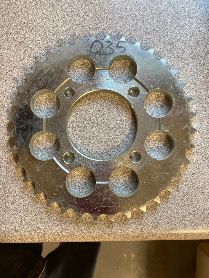 НОВАЯ ИЗ СТАРЫХ ЗАПАСОВ ОРИГИНАЛЬНАЯ ЗАДНЯЯ ЗВЕЗДОЧКА KAWASAKI A1 A1SS A7 A7SS 36 ЗУБЬЕВ 42041-035 - Изображение 1 из 1