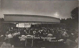 Lenox, MA: RPPC Saludos desde Tanglewood, postal con foto real de colección de Massachusetts - Imagen 1 de 2