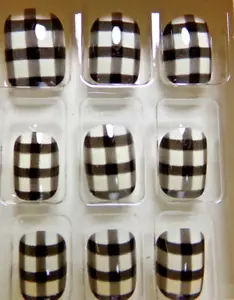 Paste Black & White Plaid Design Glue on Nail Short - Picture 1 of 2