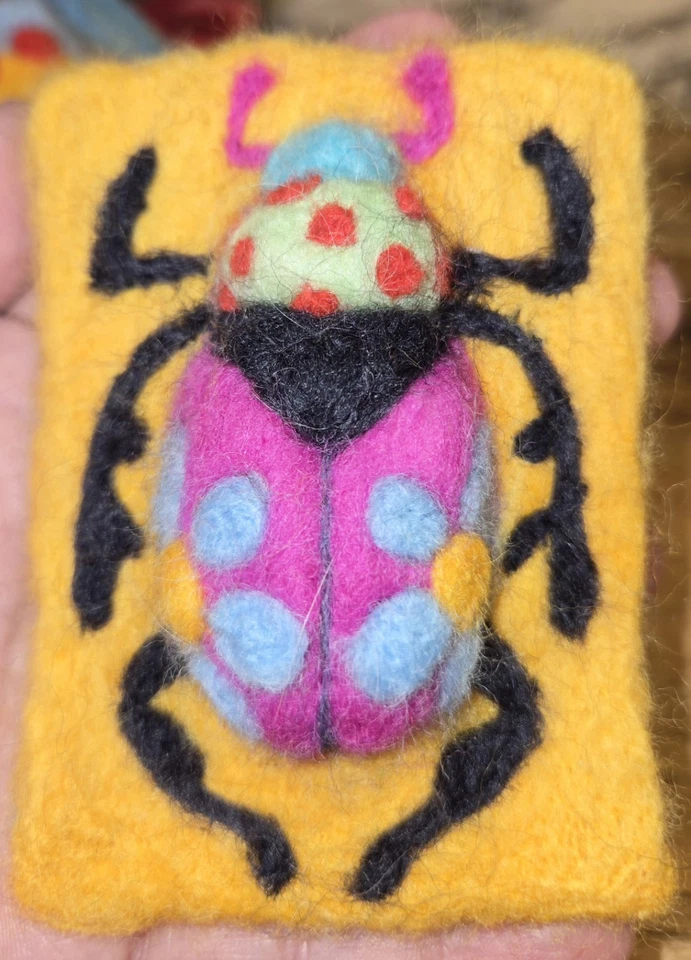 PINTURA EN RELIEVE ORIGINAL ACEO CON AGUJA DE LANA FIELTRO COLORIDAS FLORES DE ESCARABAJO Foto 1 de 1