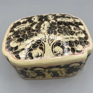 Deko Box mit handbemalten schwarzen Blumenmotiven auf cremefarbenem Hintergrund 4”x3” - Bild 1 von 7