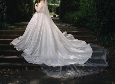 Elegantes Brautkleid mit langer Schleppe – nur einmal getragen - Bild 1 von 4