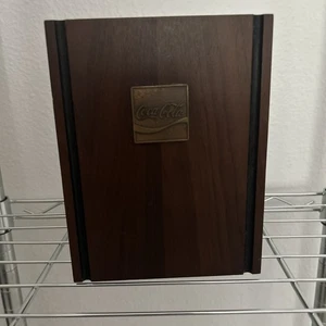 1-RAR Coca-Cola Soda Pop Coke Plakette Executive Holz Buchstütze Schreibtisch Buchständer - Bild 1 von 13