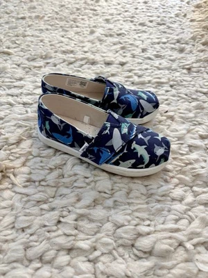 Zapatillas TOMS con estampado de tiburón para niños 10 (niño pequeño) azul blanco lona Foto 1 de 4