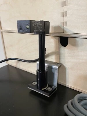 Baumer CH-8501 лазерный датчик с рычагом и креплением - Изображение 1 из 4