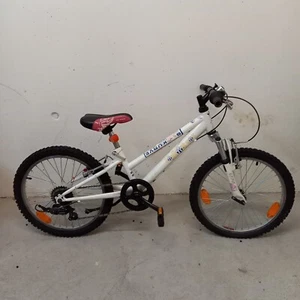 fahrrad Farbe weiss mit FCZ Stickers mit Lichter und Glocke gute Pneus - Bild 1 von 2