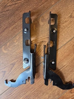 KitchenAid Bisagras Puerta Lavavajillas R/L Juego (2) y (4) Tornillos WP8534854/WP8534853 Foto 1 de 2