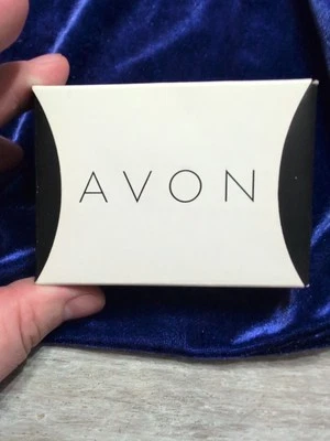 Pendientes colgantes de aro Avon Lin perforados tono plata Foto 1 de 4