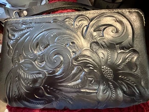 Patricia Nash custodia da polso in pelle lavorata con cerniera superiore nera floreale - Foto 1 di 7