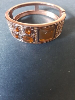 F8468 BRACCIALE RIGIDO STRASS COLORE AMBRA VINTAGE BIGIOTTERIA DI FAMIGLIA  - Immagine 1 di 4