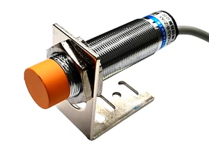 CAPACITIVE PROXIMITY SENSOR SWITCH LJC18A3-B-Z-BX WITH MOUNTING BRACKET - Picture 1 of 2