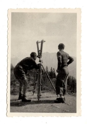 Foto/Photo Portrait zwei junge Männer mit Scherenfernrohr; Relieffernrohr - Bild 1 von 2