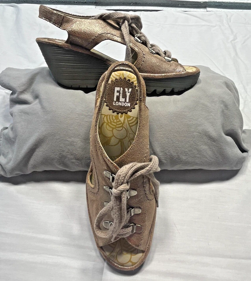 Zapatos de cuña Fly London con cordones para mujer 7 plataforma metálica dorada con cordones Foto 1 de 4