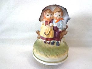 VINTAGE HUMMEL STYLE SANKYO MUSIC BOX BOY AND GIRL UNDER UMBRELLA - Picture 1 of 7