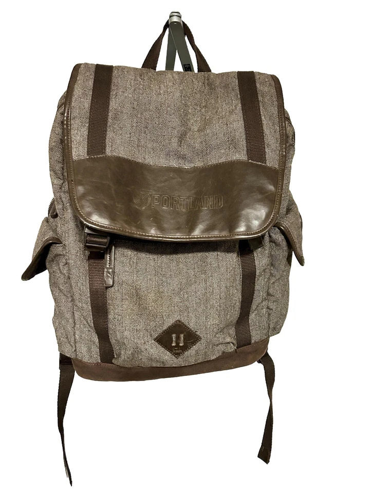 Mochila para computadora Cutter & Buck Pacific 17” de colección - Edición “Portland” en relieve Foto 1 de 4