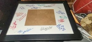 Gerahmtes mattiertes The Amazing Race Cast Autogramm - Bild 1 von 7