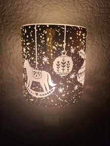 Scentsy Adorn Wandstecker Wachswärmer Neu im Karton Gold Weihnachten Urlaub beleuchtet - Bild 1 von 4