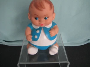 Uneeda Doll Co. 1968 Niño en juguete de goma azul ¡Todavía chirría! Taiwán - Imagen 1 de 2