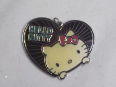 HELLO KITTY Sanrio Co. Colgante Metal Esmalte Dije Gato Corazón Detalle Foto 1 de 4
