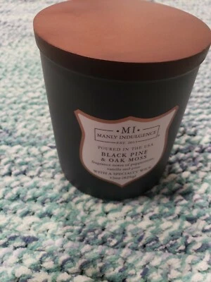 Vela para hombre BLACK PINE & OAK MOSS de Manly Indulgence 425 g/15 oz soja/mecha de madera Foto 1 de 4