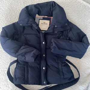 Hollister womens navy down & feather short puffer jacket sz L, high neck, belted - Picture 1 of 11