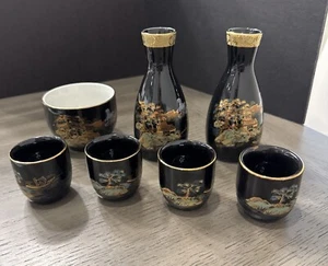Vintage handbemaltes japanisches Sake Set schwarz mit Goldrand & Landschaft ~ 7 Teile - Bild 1 von 12