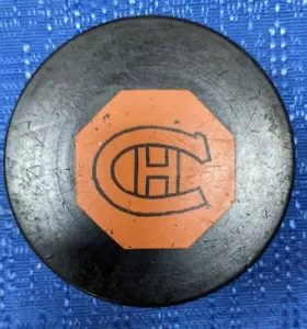 Art Ross-CCM OCTAGON Montreal Canadiens Spielpuck 1962-64 - Bild 1 von 2