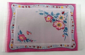 Miniatur Teppich, reines Polyester, 1:12 Puppenhaus rosA geblühmt 5x11,5 cm - Bild 1 von 1