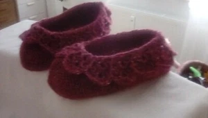 Handarbeit- kuschelige gehäkelte Couchsocken/ Puschen mit "Bordüre" in Beere - Bild 1 von 4