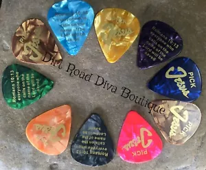 Pick JESÚS Guitarra Picks - Versículo de la Biblia Romanos 10:13 - Paquete de 10 - Regalo Cristiano - Imagen 1 de 7