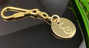 KEY RING PENDANT JEWLERY BRASS YOUR INITIAL LETTERS NAMES CHARM DEEP ENGRAVED - Foto 1 di 11