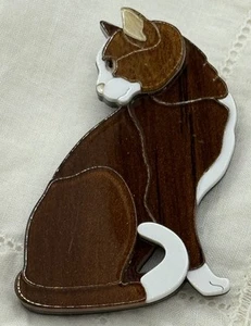 Elegante braun & weiße Kätzchen/Katze Brosche/Anstecknadel - Bild 1 von 3