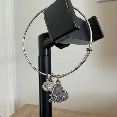 Pulsera Alex and Ani Love Charm tono plata  Foto 1 de 4