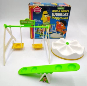 Parco giochi vintage WEEBLES Sesame Street Bert & Ernie con scatola originale 1983 Hasbro - Foto 1 di 19