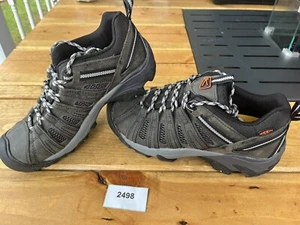 Keen Herren 8,5 Voyageur niedrige Höhe Wanderschuh Stahl G/Scharlachrot - 1027148 - Bild 1 von 8