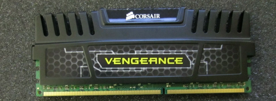 Corsair Vengeance 4GB, DDR3-1600, CL9-9-9-24 (CMZ8GX3M2A1600C9) Ver 2.12 - Bild 1 von 1