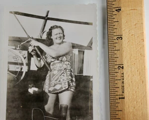 Foto encontrada de colección de mujer en traje de baño en barco con caña de pescar años 50 en blanco y negro #308 - Imagen 1 de 2