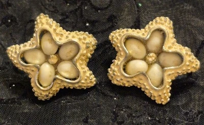 Pendientes de clip vintage firmados Coro blanco con textura estrella Foto 1 de 3