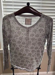 Camisa Henley Floral Gris Pullover Acanalado Manga Larga Mediana Maternidad Antigua Azul Marino - Imagen 1 de 5