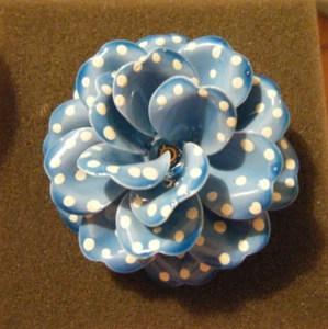 Vintage enameled blue polka dot flower brooch/pin glossy blue metal flower - Picture 1 of 4