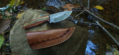 Cuchillo de hoja fija de acero Damasco hecho a mano personalizado con funda de cuero Foto 1 de 4