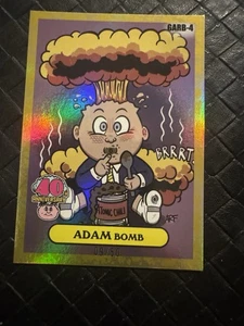 2025 Worst of Garbage Pail Kids 40 aniversario GARB-9 ADAM BOMBA oro 9/50 - Imagen 1 de 2
